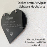 Acryl Tier Grabschmuck in Herzform Schwarz Hochglanz mit Textgravur mit Wandhalterung